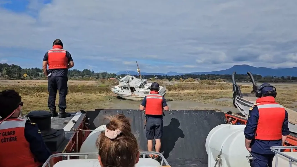 Coast Guard removes 2,000 litres of oily water, diesel from grounded vessel in Cowichan Bay