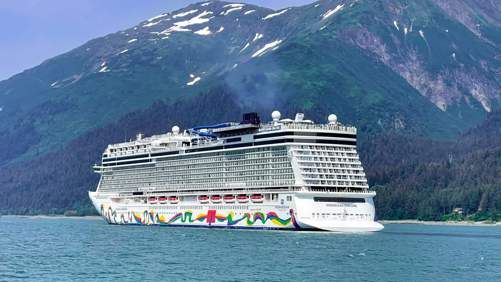 Victoria surpasses 1 million cruise passengers for first time, sets new record for ship visits