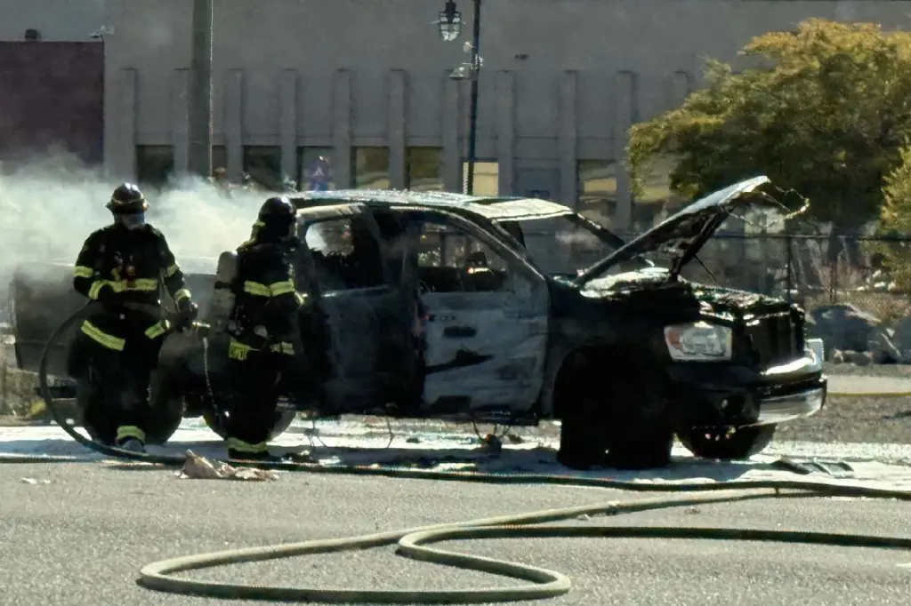 Car fire doused in front of Kelowna outdoor sheltering site